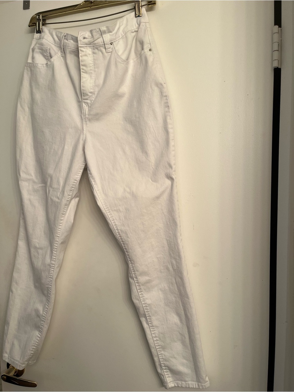 High-Rise White Women's Jeans — Clean Tapered Fit